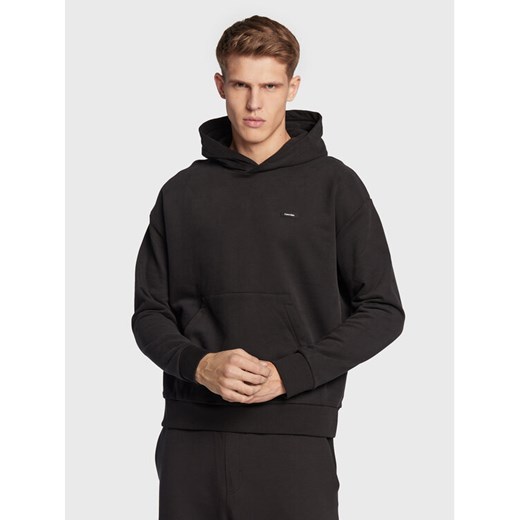 Calvin Klein Bluza K10K110606 Czarny Relaxed Fit ze sklepu MODIVO w kategorii Bluzy męskie - zdjęcie 182635810