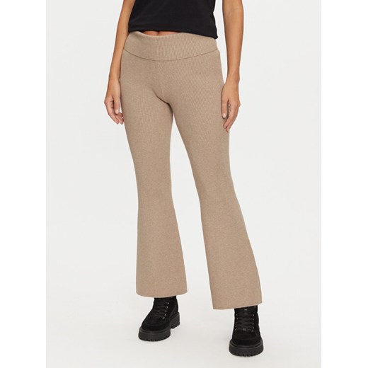 Guess Spodnie materiałowe W4BB53 Z3K92 Beżowy Regular Fit ze sklepu MODIVO w kategorii Spodnie damskie - zdjęcie 182637050