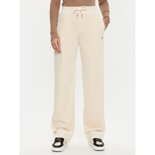 Guess Spodnie dresowe V3BB26 KBXI2 Écru Regular Fit ze sklepu MODIVO w kategorii Spodnie damskie - zdjęcie 182637092