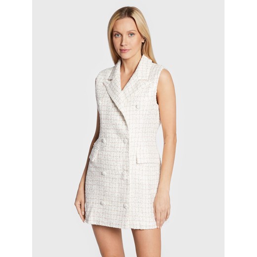 Glamorous Sukienka dzianinowa CK6798 Biały Regular Fit ze sklepu MODIVO w kategorii Sukienki - zdjęcie 182637093