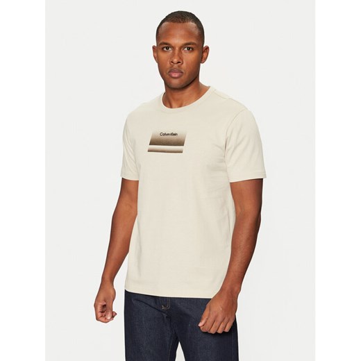 Calvin Klein T-Shirt K10K113803 Beżowy Regular Fit ze sklepu MODIVO w kategorii T-shirty męskie - zdjęcie 182637572