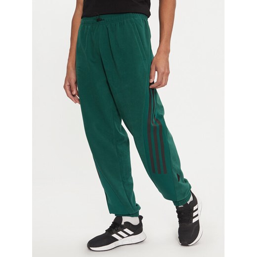 adidas Spodnie dresowe Future Icons 3-Stripes Polar IW6089 Zielony Regular Fit ze sklepu MODIVO w kategorii Spodnie męskie - zdjęcie 182637902