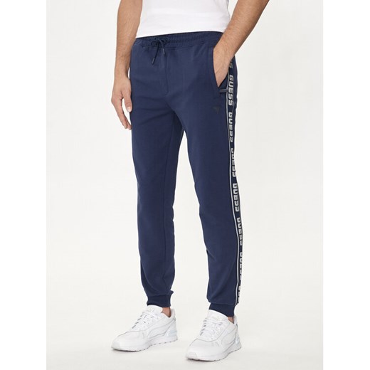 Guess Spodnie dresowe Z2YB19 K6ZS1 Granatowy Regular Fit ze sklepu MODIVO w kategorii Spodnie męskie - zdjęcie 182638200