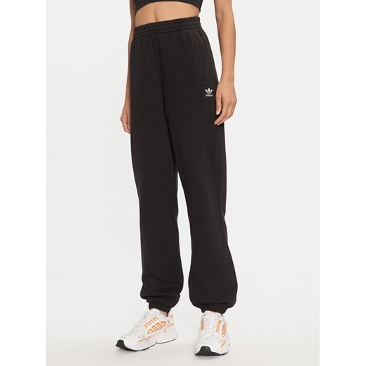 adidas Spodnie dresowe Essentials Fleece IY9637 Czarny Loose Fit ze sklepu MODIVO w kategorii Spodnie damskie - zdjęcie 182638903