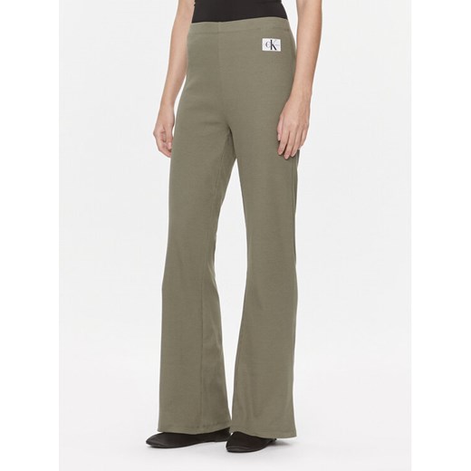 Calvin Klein Jeans Spodnie materiałowe J20J222598 Zielony Straight Fit ze sklepu MODIVO w kategorii Spodnie damskie - zdjęcie 182639003