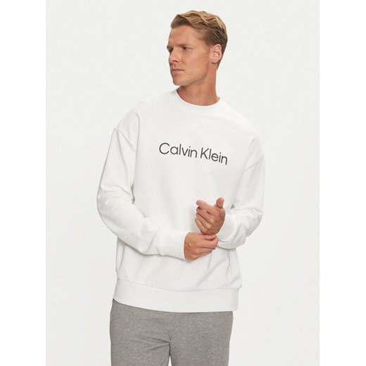 Calvin Klein Bluza Hero Logo K10K112956 Biały Comfort Fit ze sklepu MODIVO w kategorii Bluzy męskie - zdjęcie 182639441