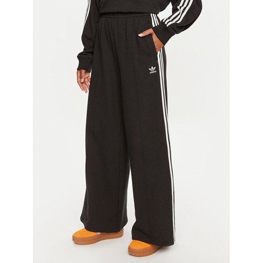 adidas Spodnie dresowe 3-Stripes IY7255 Czarny Loose Fit ze sklepu MODIVO w kategorii Spodnie damskie - zdjęcie 182639603