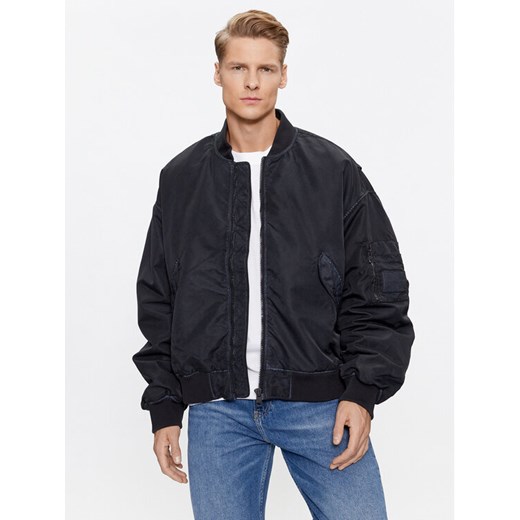Calvin Klein Jeans Kurtka bomber J30J323474 Czarny Oversize ze sklepu MODIVO w kategorii Kurtki męskie - zdjęcie 182639612