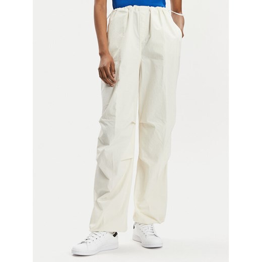 Hugo Spodnie materiałowe Hafisa 50511331 Écru Baggy Fit ze sklepu MODIVO w kategorii Spodnie damskie - zdjęcie 182639874