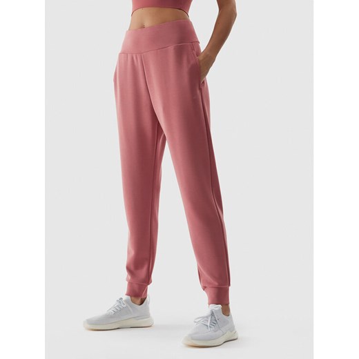 4F Spodnie dresowe 4FWAW23TTROF611 Różowy Relaxed Fit ze sklepu MODIVO w kategorii Spodnie damskie - zdjęcie 182640102