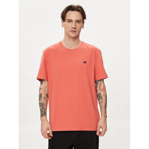 Wrangler T-Shirt Sign Off 112350437 Czerwony Regular Fit ze sklepu MODIVO w kategorii T-shirty męskie - zdjęcie 182640600