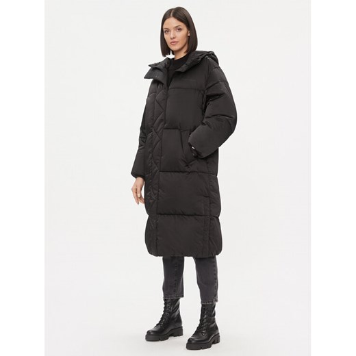 Tommy Jeans Kurtka zimowa Satin DW0DW16587 Czarny Regular Fit ze sklepu MODIVO w kategorii Kurtki damskie - zdjęcie 182640743