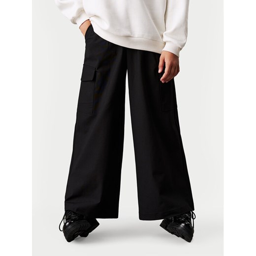 Calvin Klein Jeans Spodnie materiałowe IG0IG02616 Czarny Relaxed Fit ze sklepu MODIVO w kategorii Spodnie dziewczęce - zdjęcie 182640971