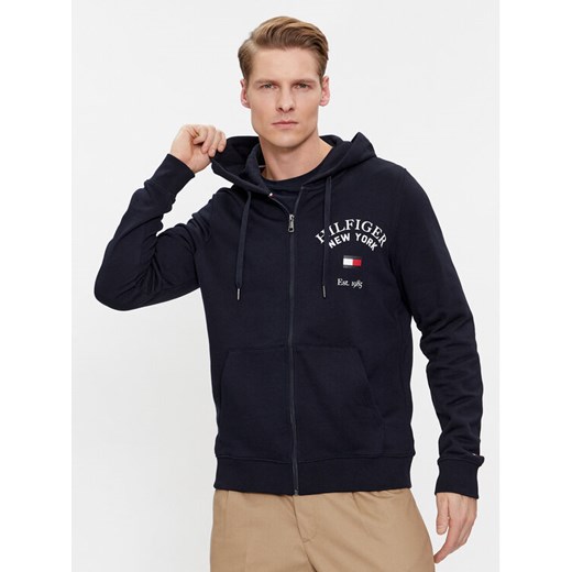 Tommy Hilfiger Bluza Arched Varsity MW0MW33644 Granatowy Regular Fit ze sklepu MODIVO w kategorii Bluzy męskie - zdjęcie 182641143