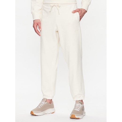 New Balance Spodnie dresowe MP23551 Écru Relaxed Fit ze sklepu MODIVO w kategorii Spodnie męskie - zdjęcie 182641182