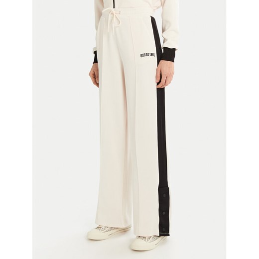Guess Spodnie dresowe V5RB00 KCO72 Écru Regular Fit ze sklepu MODIVO w kategorii Spodnie damskie - zdjęcie 182641241