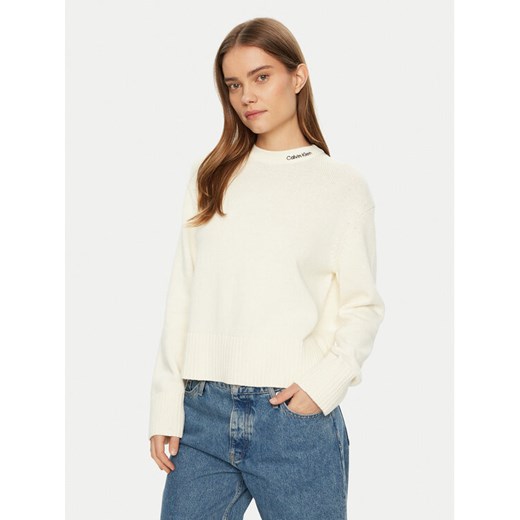 Calvin Klein Jeans Sweter Logo Embro J20J225073 Écru Regular Fit ze sklepu MODIVO w kategorii Swetry damskie - zdjęcie 182642691