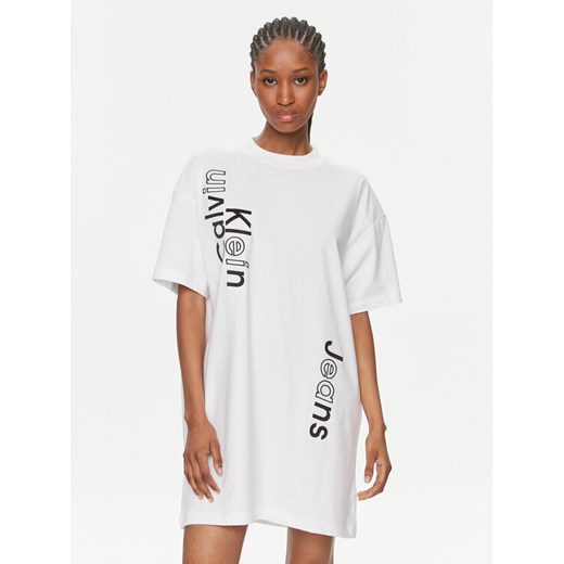 Calvin Klein Jeans Sukienka codzienna J20J223042 Biały Oversize ze sklepu MODIVO w kategorii Sukienki - zdjęcie 182642740