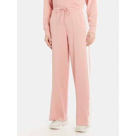 Guess Spodnie dresowe V5RB00 KCO72 Różowy Regular Fit ze sklepu MODIVO w kategorii Spodnie damskie - zdjęcie 182644212