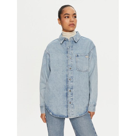 Calvin Klein Jeans Koszula jeansowa J20J224049 Niebieski Relaxed Fit ze sklepu MODIVO w kategorii Koszule damskie - zdjęcie 182644452