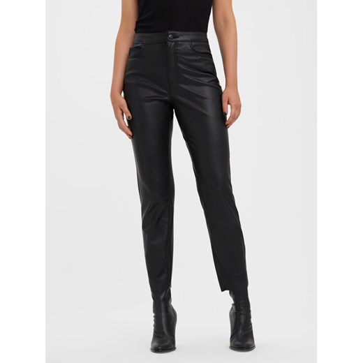 Vero Moda Spodnie z imitacji skóry Brenda 10268460 Czarny Straight Fit ze sklepu MODIVO w kategorii Spodnie damskie - zdjęcie 182645730