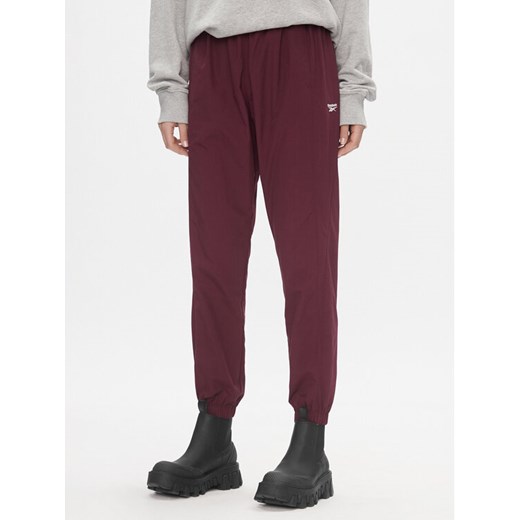 Reebok Spodnie dresowe Classics Franchise IL4627 Bordowy Relaxed Fit ze sklepu MODIVO w kategorii Spodnie damskie - zdjęcie 182645790