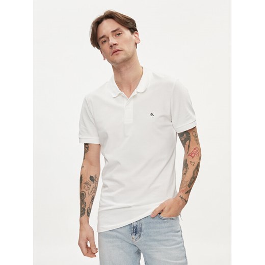 Calvin Klein Jeans Polo Embro Badge J30J325269 Biały Slim Fit ze sklepu MODIVO w kategorii T-shirty męskie - zdjęcie 182646462