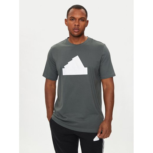 adidas T-Shirt Future Icons Badge of Sport IZ1623 Zielony Regular Fit ze sklepu MODIVO w kategorii T-shirty męskie - zdjęcie 182647302