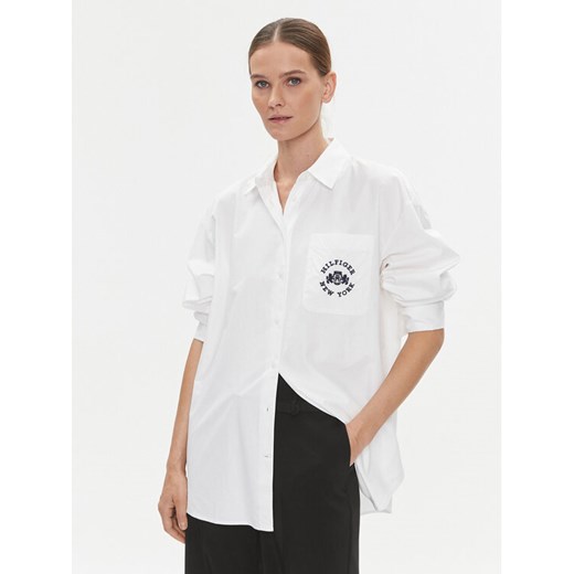 Tommy Hilfiger Koszula Varsity WW0WW39682 Biały Oversize ze sklepu MODIVO w kategorii Koszule damskie - zdjęcie 182648531