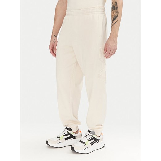 EA7 Emporio Armani Spodnie dresowe 7M000154 AF10432 U1079 Écru Regular Fit ze sklepu MODIVO w kategorii Spodnie męskie - zdjęcie 182648864