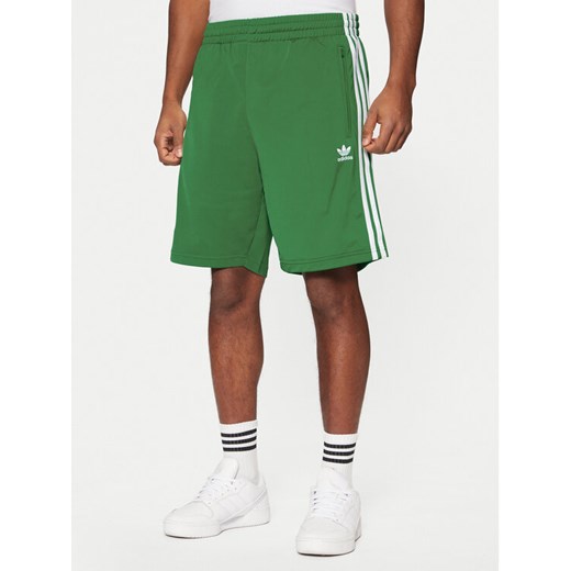 adidas Szorty sportowe adicolor Firebrid IM9420 Zielony Regular Fit ze sklepu MODIVO w kategorii Spodenki męskie - zdjęcie 182648974