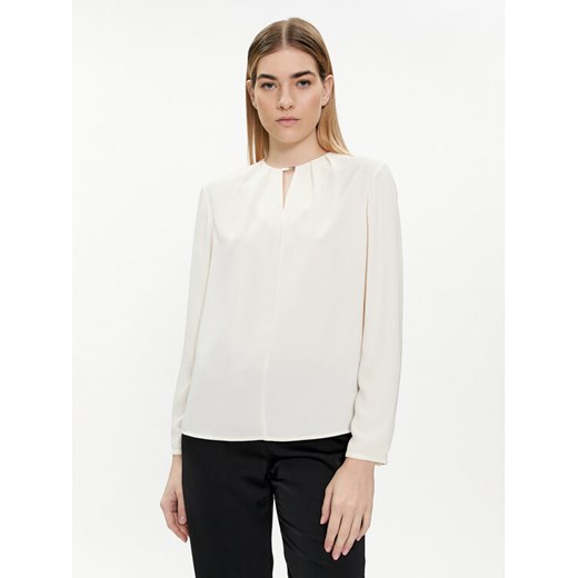 Calvin Klein Bluzka K20K207075 Écru Regular Fit ze sklepu MODIVO w kategorii Bluzki damskie - zdjęcie 182649362