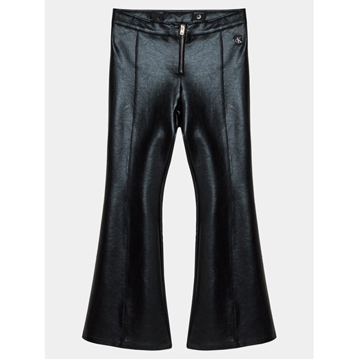 Calvin Klein Jeans Spodnie materiałowe Spacer IG0IG02293 Czarny Flare Fit ze sklepu MODIVO w kategorii Spodnie dziewczęce - zdjęcie 182649594
