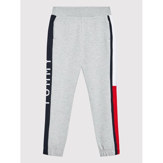 Tommy Hilfiger Spodnie dresowe KB0KB07491 Szary Regular Fit ze sklepu MODIVO w kategorii Spodnie chłopięce - zdjęcie 182650013