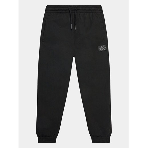 Calvin Klein Jeans Spodnie dresowe Mix Media IB0IB01934 Czarny Regular Fit ze sklepu MODIVO w kategorii Spodnie chłopięce - zdjęcie 182650242