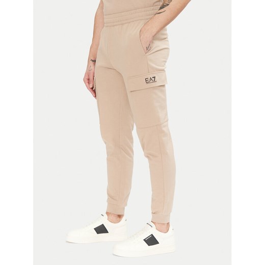 EA7 Emporio Armani Spodnie dresowe 8NPP67 PJVRZ U6155 Beżowy Regular Fit ze sklepu MODIVO w kategorii Spodnie męskie - zdjęcie 182650464
