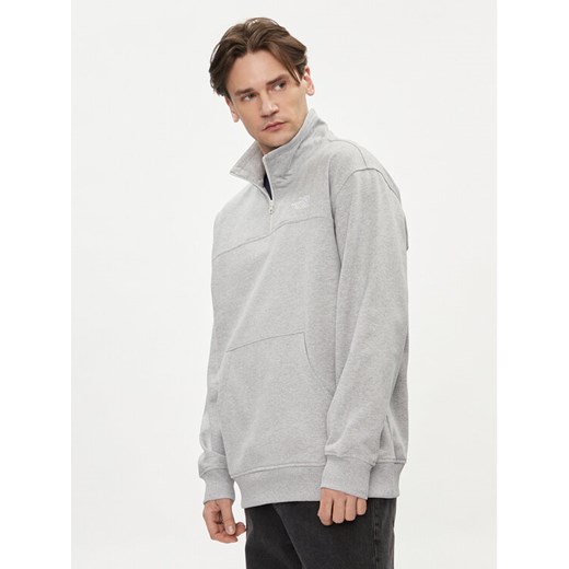 The North Face Bluza Essential NF0A87FC Szary Relaxed Fit ze sklepu MODIVO w kategorii Bluzy męskie - zdjęcie 182650871