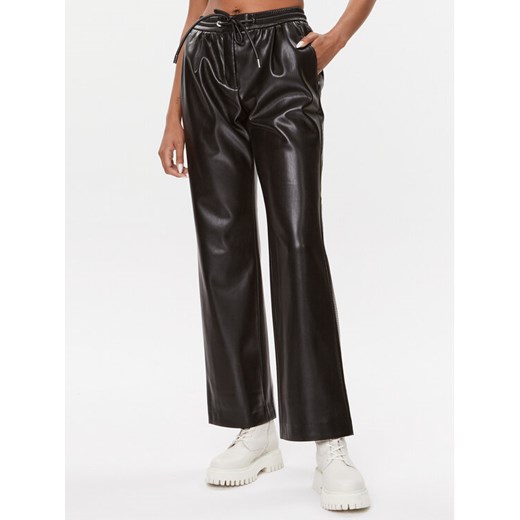 Boss Spodnie z imitacji skóry Tareta 50504046 Czarny Relaxed Fit ze sklepu MODIVO w kategorii Spodnie damskie - zdjęcie 182650892