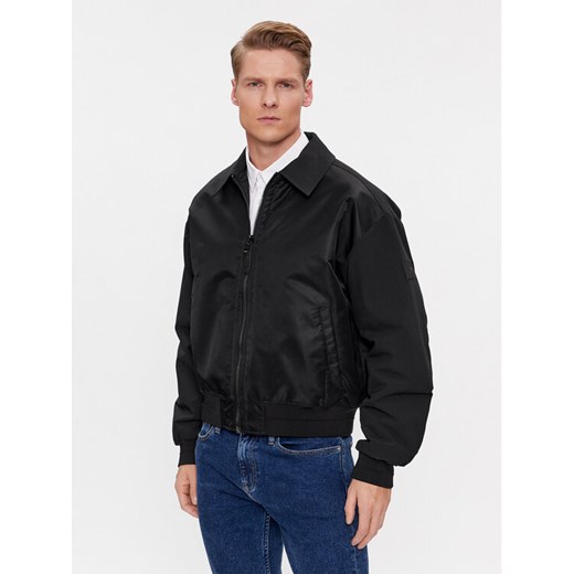 Calvin Klein Kurtka bomber Sateen K10K112370 Czarny Regular Fit ze sklepu MODIVO w kategorii Kurtki męskie - zdjęcie 182652090