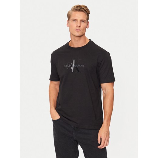 Calvin Klein Jeans T-Shirt Shiny Monologo J30J327109 Czarny Regular Fit ze sklepu MODIVO w kategorii T-shirty męskie - zdjęcie 182652453