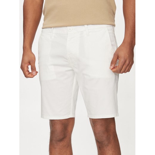 Guess Szorty materiałowe Daniel M4GD05 WG3OA Biały Skinny Fit ze sklepu MODIVO w kategorii Spodenki męskie - zdjęcie 182652482