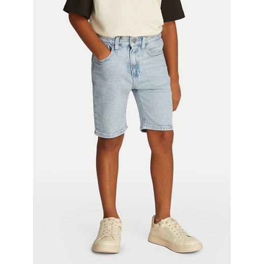 Calvin Klein Jeans Szorty jeansowe IB0IB02432 Niebieski Regular Fit ze sklepu MODIVO w kategorii Spodenki chłopięce - zdjęcie 182652720