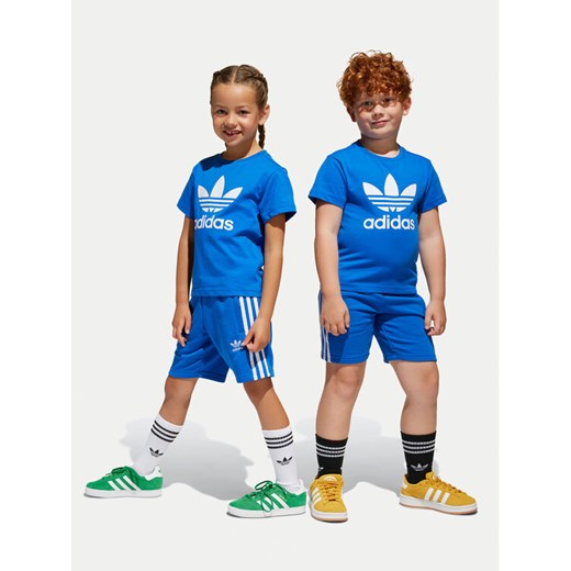 adidas Komplet t-shirt i spodenki adicolor JC9157 Niebieski Regular Fit ze sklepu MODIVO w kategorii Komplety chłopięce - zdjęcie 182652773
