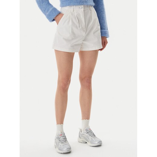 Tommy Jeans Szorty materiałowe Claire DW0DW21643 Écru Regular Fit ze sklepu MODIVO w kategorii Szorty - zdjęcie 182652931