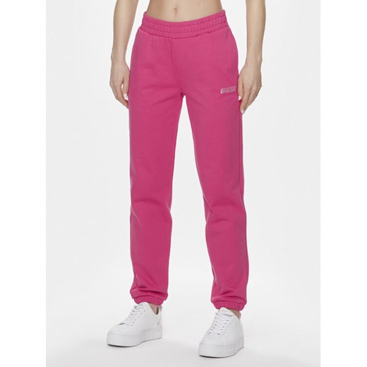 Guess Spodnie dresowe Eleanora V4RB10 KC5O0 Różowy Regular Fit ze sklepu MODIVO w kategorii Spodnie damskie - zdjęcie 182653383