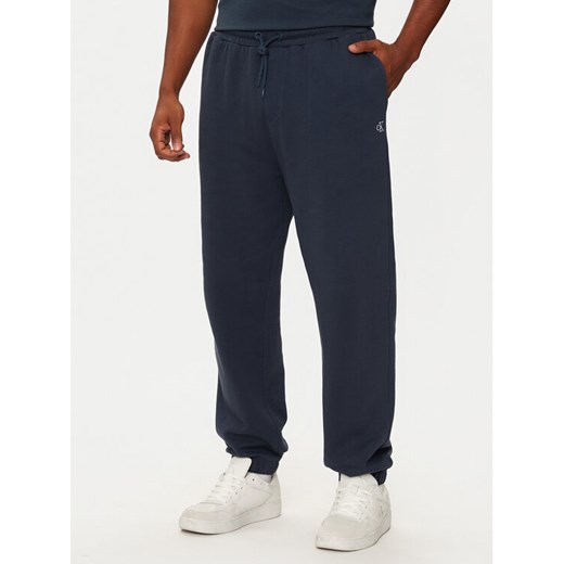 Calvin Klein Jeans Spodnie dresowe New York J30J326881 Granatowy Relaxed Fit ze sklepu MODIVO w kategorii Spodnie męskie - zdjęcie 182653652