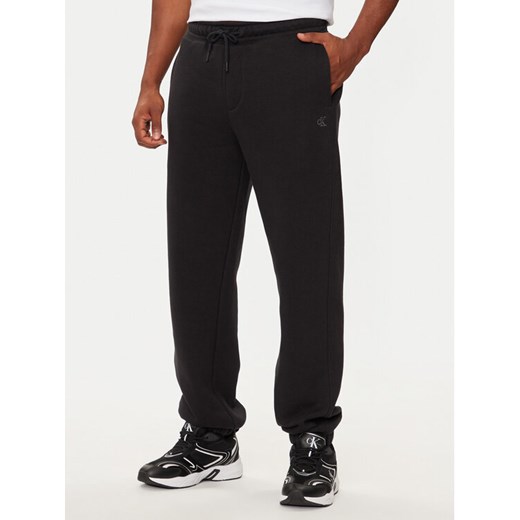 Calvin Klein Jeans Spodnie dresowe J30J326401 Czarny Relaxed Fit ze sklepu MODIVO w kategorii Spodnie męskie - zdjęcie 182654511