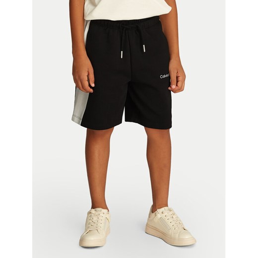 Calvin Klein Jeans Szorty sportowe Color Block IB0IB02433 Czarny Relaxed Fit ze sklepu MODIVO w kategorii Spodenki chłopięce - zdjęcie 182654704