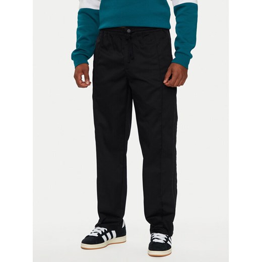 adidas Spodnie dresowe CS Chino IY2074 Czarny Regular Fit ze sklepu MODIVO w kategorii Spodnie męskie - zdjęcie 182654870