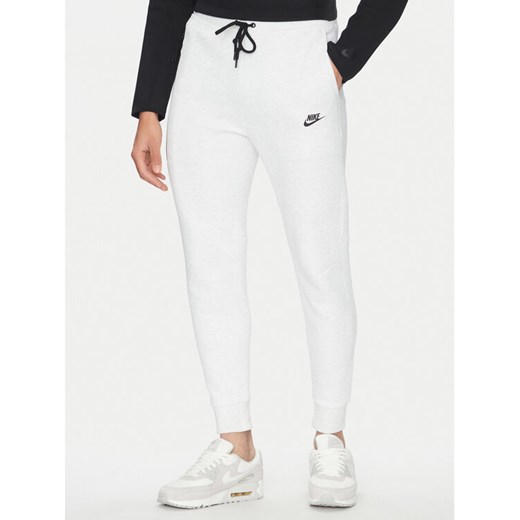 Nike Spodnie dresowe FB8002 051 Szary Regular Fit ze sklepu MODIVO w kategorii Spodnie męskie - zdjęcie 182656090